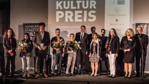 Gruppenbild mit Kulturstaatsrat, Gewinnern und Preisstiftern (v.l.n.r.): Wolf Kerschek von der Hochschule für Musik und Theater, Cindy Hutabarat von der Initiative Welcome to Hamburg Barmbek, Arne Theophil, Omid Amini und Sonja Engler von der Zinnschmelze, Staatsrat Dr. Carsten Brosda, Ansgar Wimmer von der Alfred Toepfer Stiftung F.V.S., Petra Kochen von der Gabriele Fink Stiftung, Wibke Kähler-Siemssen von der Patriotischen Gesellschaft, Gesa Engelschall von der Hamburgischen Kulturstiftung, Corinne Eichner von STADTKULTUR HAMBURG, Werner Frömming von der Kulturbehörde Hamburg