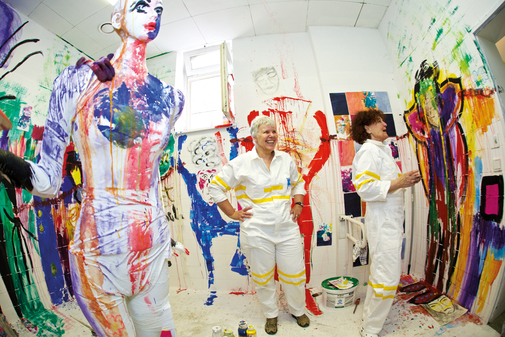 "Lebendige Ausstellung“ – eine Performance mit Farbe an Wänden und Objekten, Foto: Bernd Hellwage