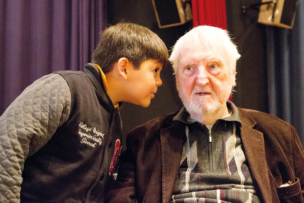 Der kleine Kollege hilft, wenn Karl mal nicht weiter weiß, Foto: Michael Hagedorn