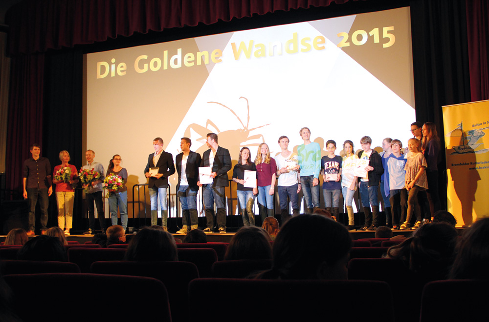 Moderation, Jury und alle Preisträger bei der Verleihung 2015, Foto: Bramfelder Kulturladen