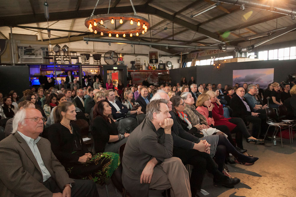 Die vollbesetzte Halle 424