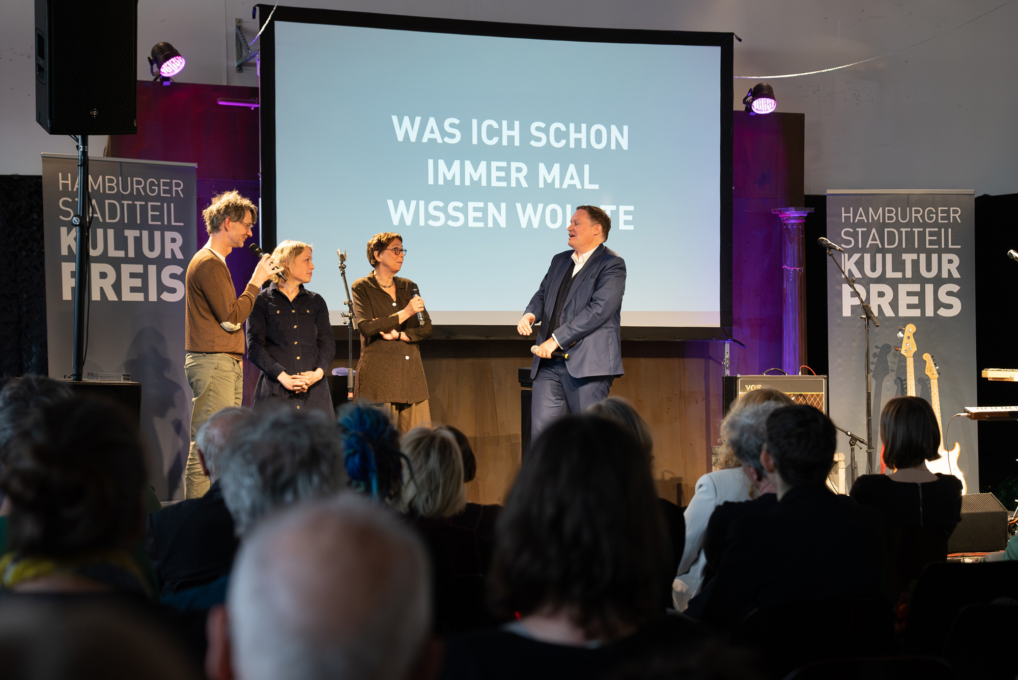 Gewinner*innen und Senator dürfen sich zwei Fragen stellen.