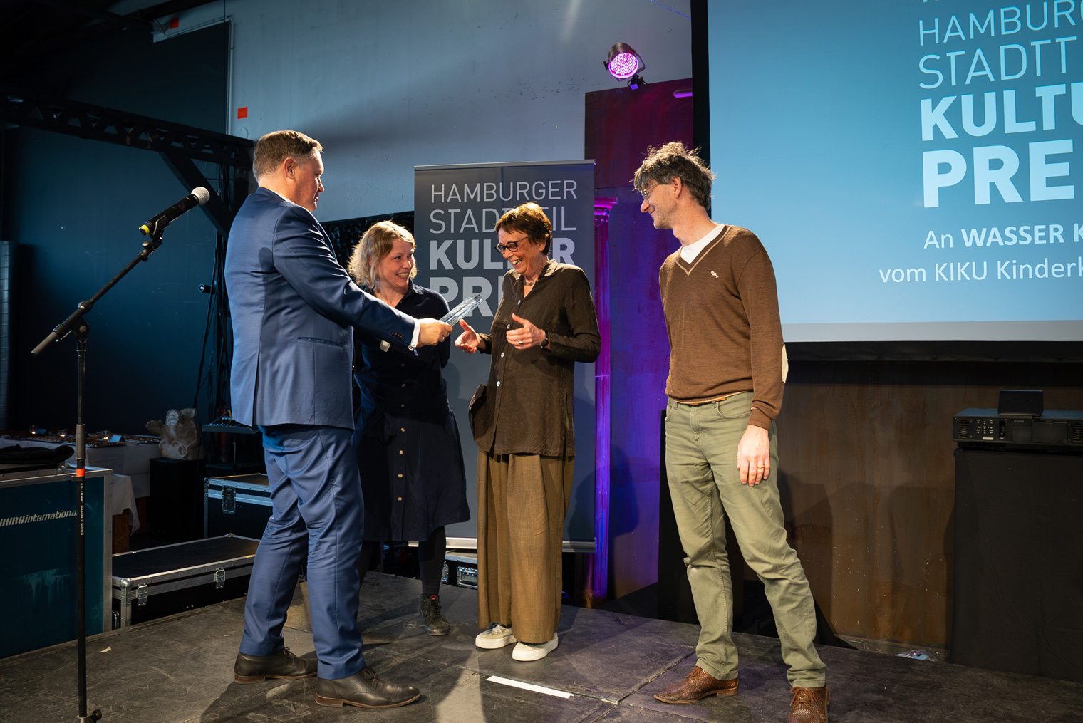 Dr. Carsten Brosda übergibt den Stadtteilkulturpreis.