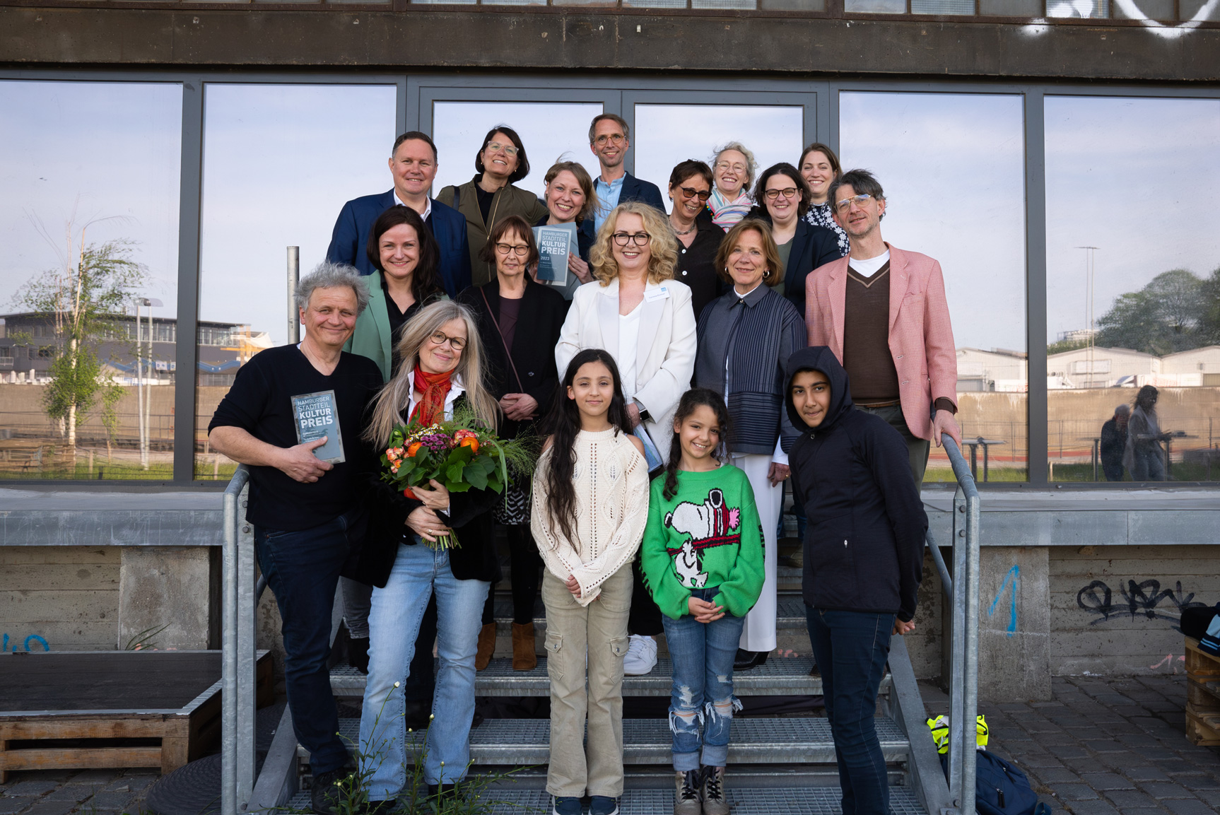 Die Gewinner*innen der Verleihung 2023 mit Preisgeber*innen, Jury und Senator