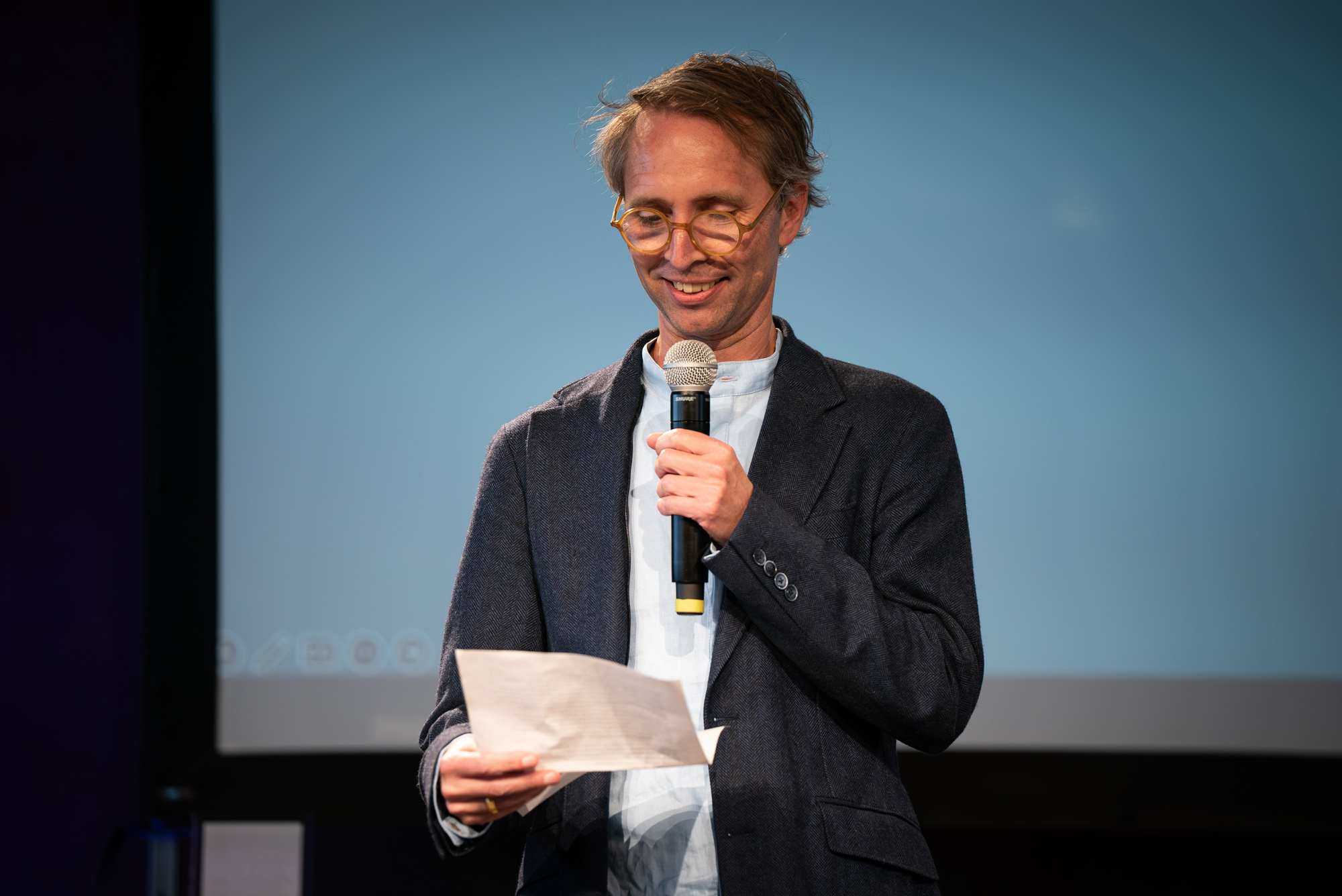 Prof. Dr. Julius Heinicke hält die Laudatio für den Hauptpreis.