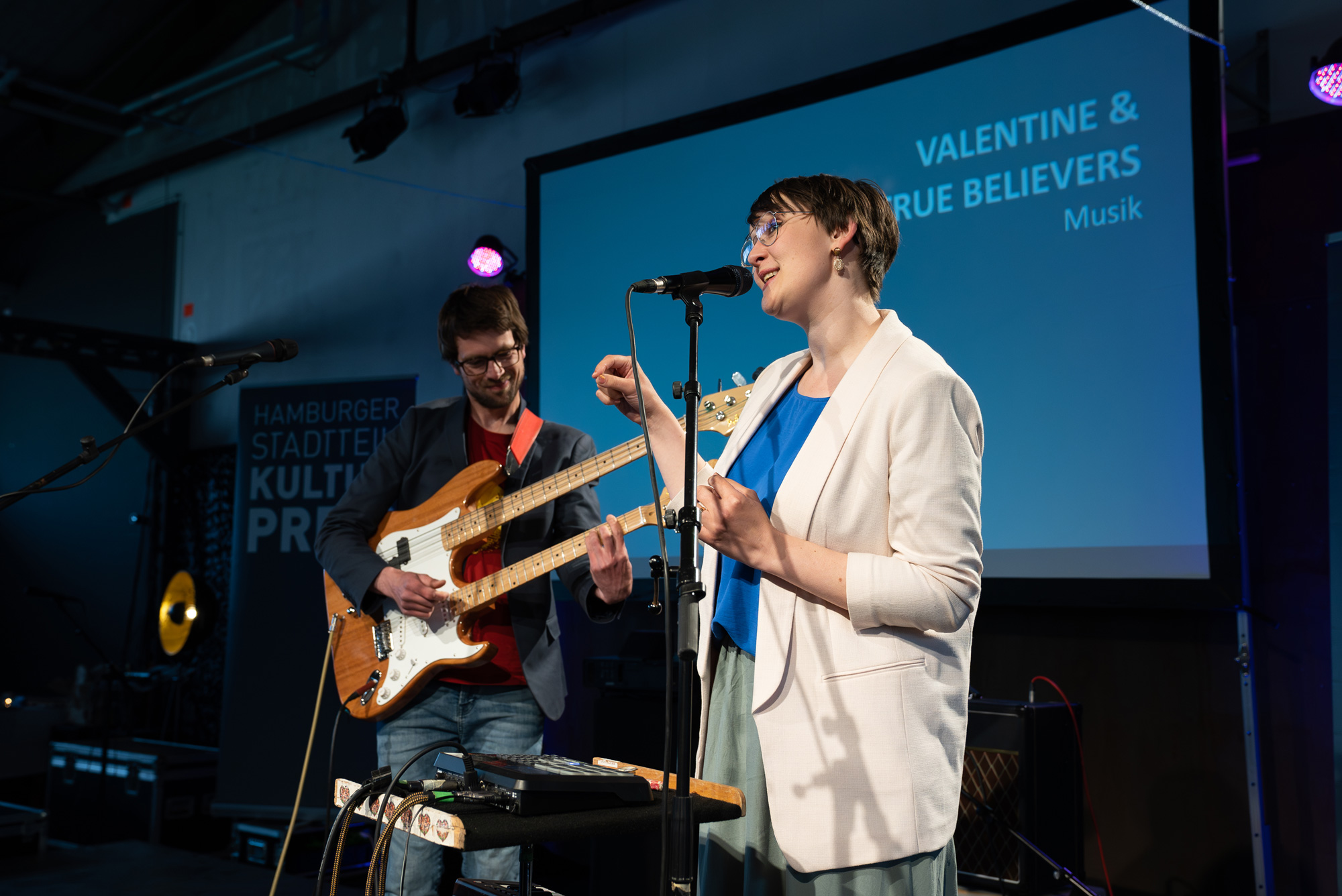 Die Band Valentine & The True Believers begleiten den Abend musikalisch.